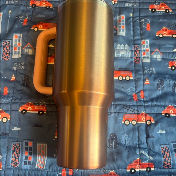 Stanley x Starbucks Quencher H2.0 – Valentine’s Day Rose Gold Asian Release - Picture 2 of 5